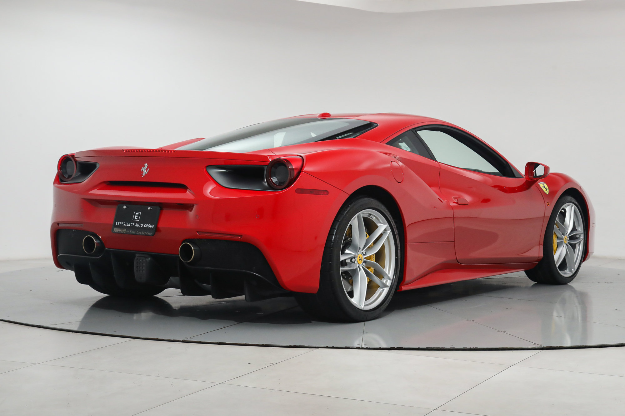 Used 2018 Ferrari 488 GTB RWD image 3