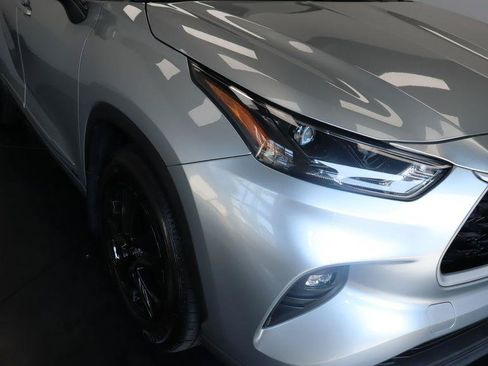 Used 2022 Toyota Highlander XLE AWD/4WD image 13