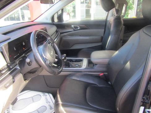Used 2025 Kia Carnival FWD image 9