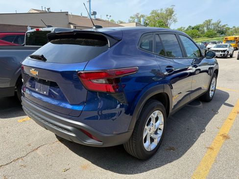 Used 2024 Chevrolet Trax LS w/ LS Convenience Package FWD image 2