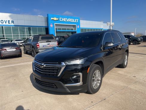 Used 2023 Chevrolet Traverse LT image 2