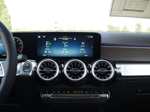 Used 2026 Mercedes-Benz GLB 250 4MATIC image 16