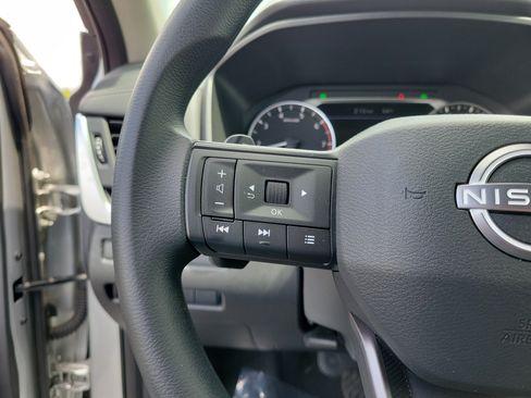 Used 2025 Nissan Rogue S AWD/4WD image 22