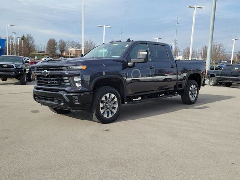 Used 2024 Chevrolet Silverado 2500 Custom w/ Custom Value Package image 2