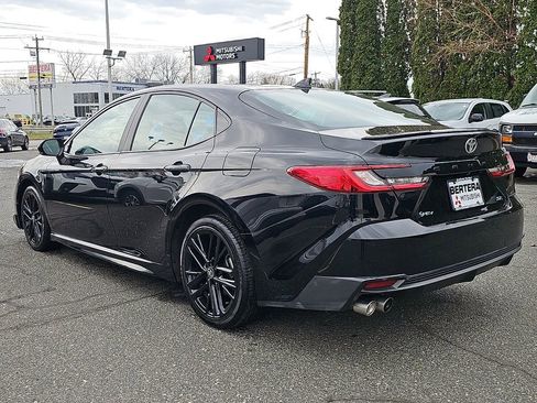 Used 2025 Toyota Camry SE image 4
