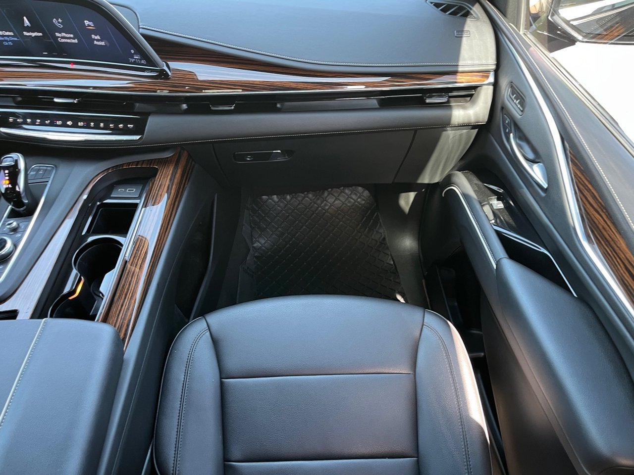 Used 2021 Cadillac Escalade Luxury w/ LPO, Illumination Package RWD image 15