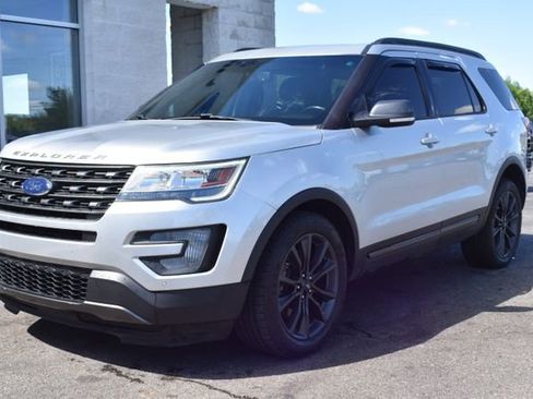 Used 2017 Ford Explorer XLT w/ Equipment Group 202A AWD/4WD image 17