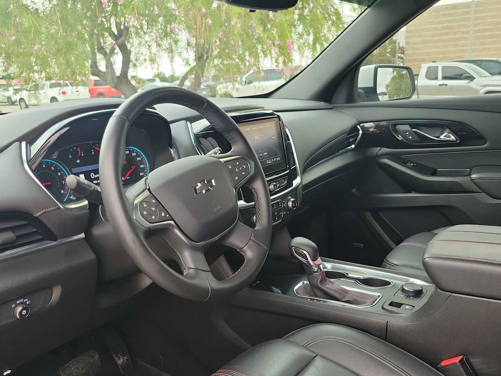Used 2023 Chevrolet Traverse RS FWD image 10