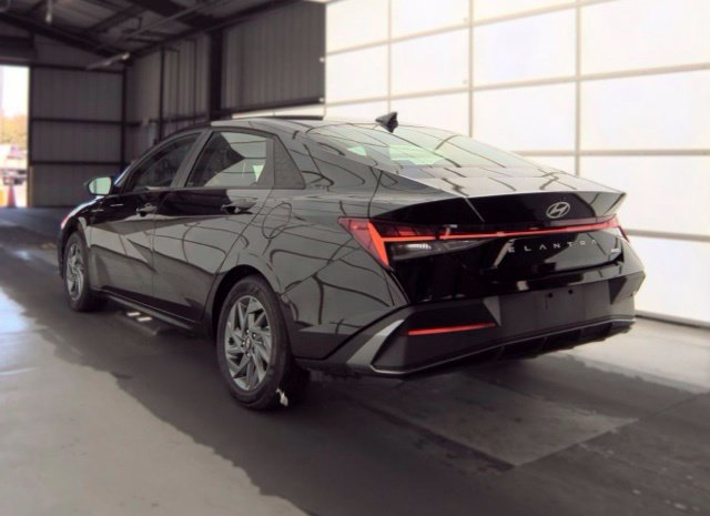 Used 2025 Hyundai Elantra Hybrid FWD image 8