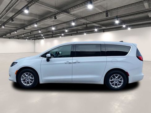 Used 2023 Chrysler Voyager LX image 4