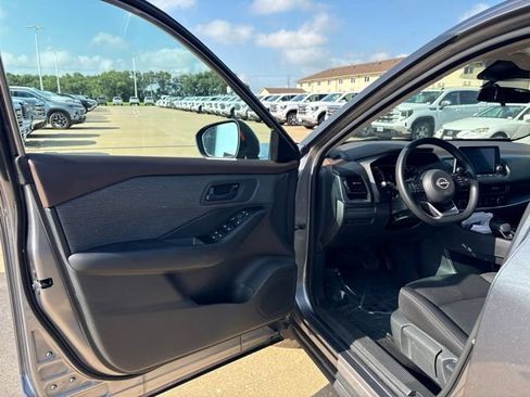 Used 2023 Nissan Rogue S AWD/4WD image 9