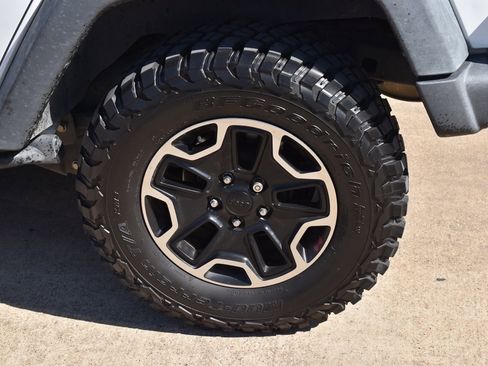 Used 2015 Jeep Wrangler Unlimited Rubicon image 11