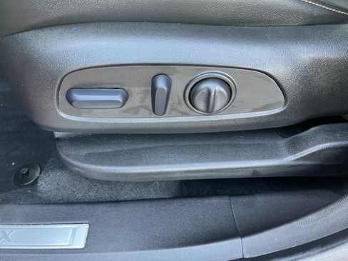 Used 2023 Chevrolet Equinox Premier image 10