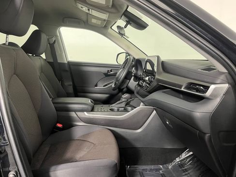Used 2023 Toyota Highlander L image 17