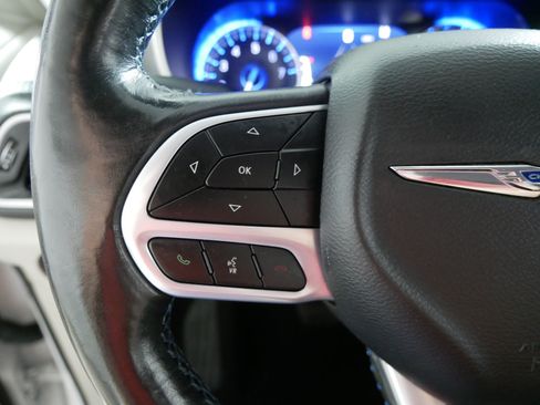 Used 2021 Chrysler Pacifica Touring-L FWD image 27