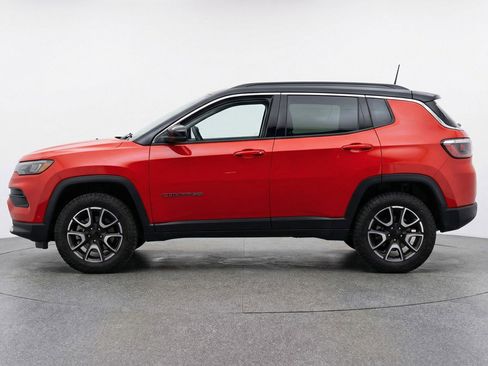 Used 2025 Jeep Compass Trailhawk image 5