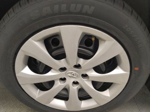 Used 2025 Toyota Corolla LE FWD image 31