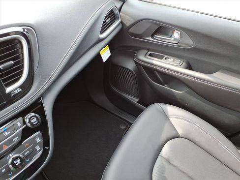 New 2026 Chrysler Pacifica Select image 33