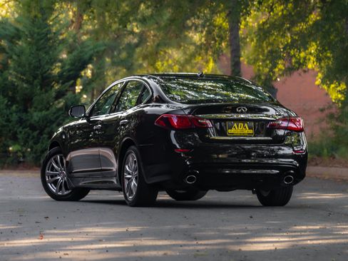 Used 2019 INFINITI Q70 Luxe RWD image 3