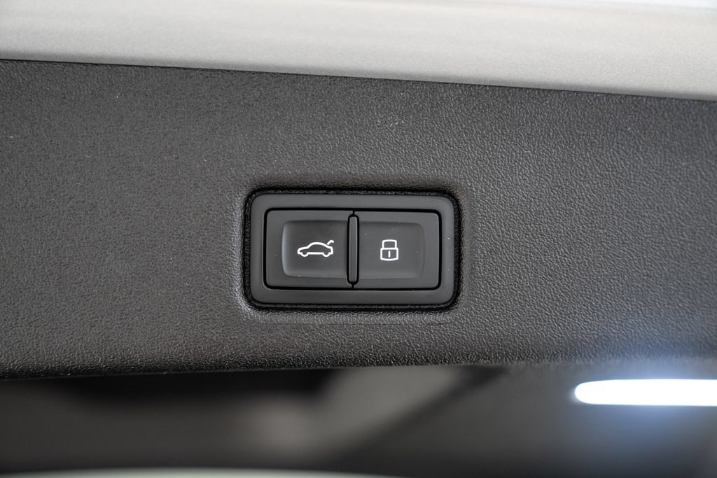 Certified 2025 Audi Q5 Premium w/ Convenience Package AWD/4WD image 10