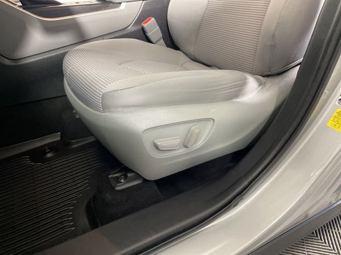 Used 2022 Toyota Highlander LE AWD/4WD image 11