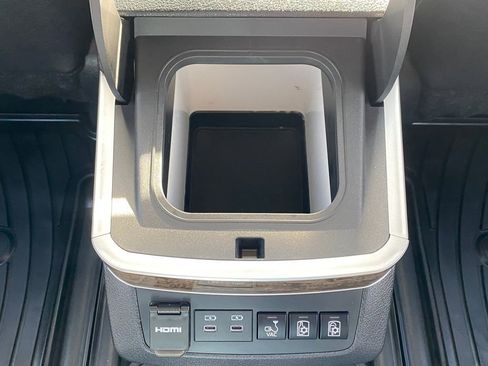 Used 2025 Toyota Sienna Platinum image 23