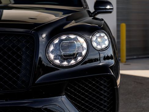 Used 2024 Bentley Bentayga image 11