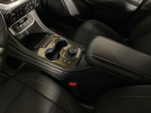 Used 2023 GMC Acadia SLE w/ Driver Convenience Package image 16