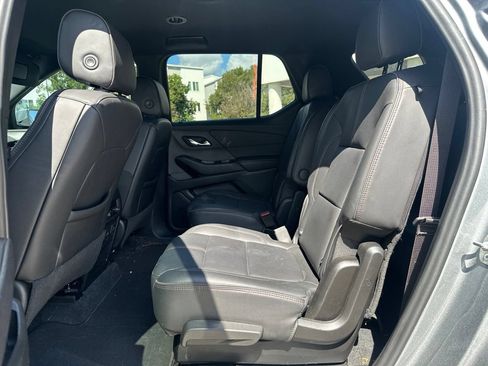 Used 2024 Chevrolet Traverse RS FWD image 23