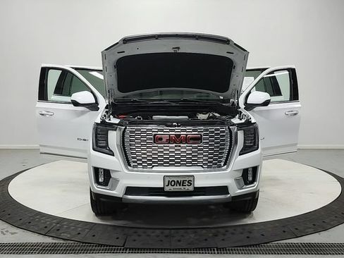Used 2021 GMC Yukon XL Denali w/ Advanced Technology Package AWD/4WD image 11