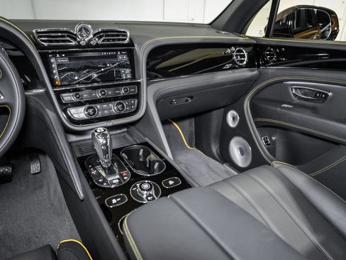 Used 2025 Bentley Bentayga image 30