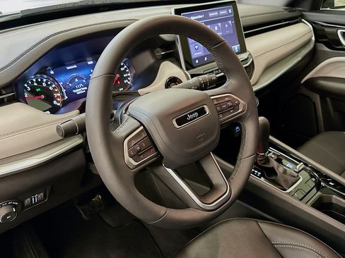 Used 2025 Jeep Compass Limited image 18