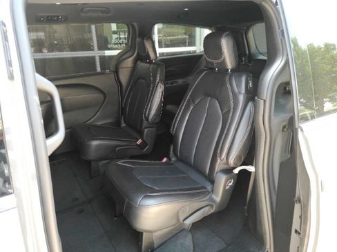 Used 2025 Chrysler Pacifica Select FWD image 19