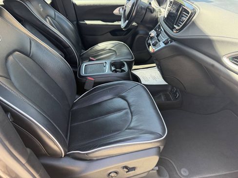 Used 2018 Chrysler Pacifica Limited w/ Advanced Safetytec Group FWD image 22