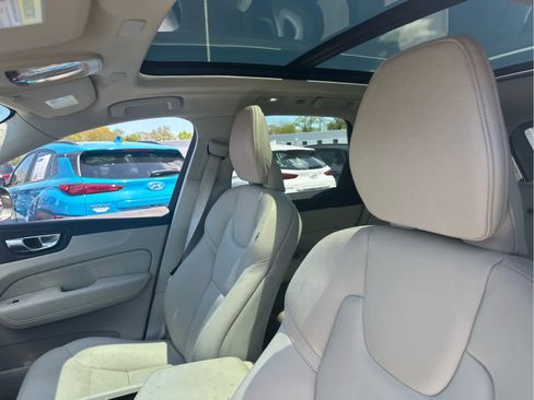 Used 2022 Volvo XC60 B5 Momentum AWD/4WD image 8