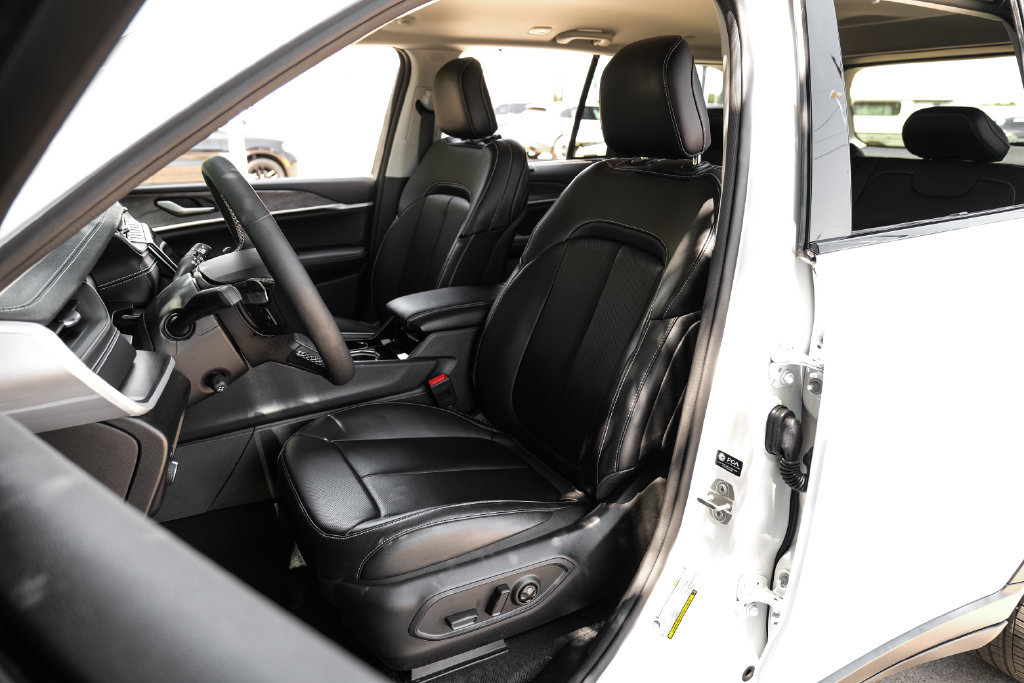 Used 2023 Jeep Grand Cherokee Limited w/ Luxury Tech Group II AWD/4WD image 8