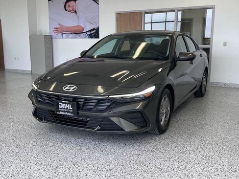 Used 2024 Hyundai Elantra SE FWD image 3