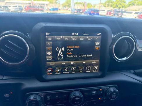 Used 2020 Jeep Wrangler Unlimited Sahara AWD/4WD image 18