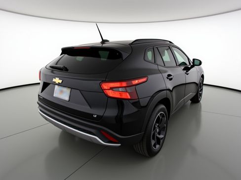 Used 2025 Chevrolet Trax LT image 9