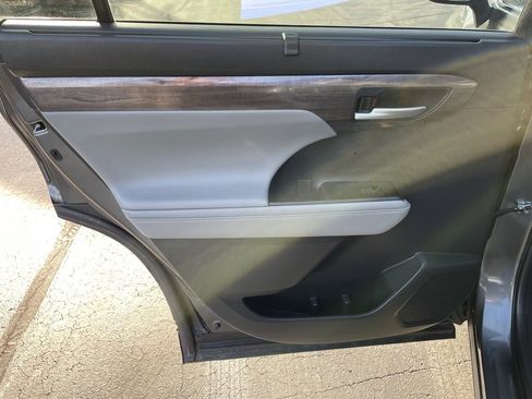 Used 2023 Toyota Highlander Limited image 20