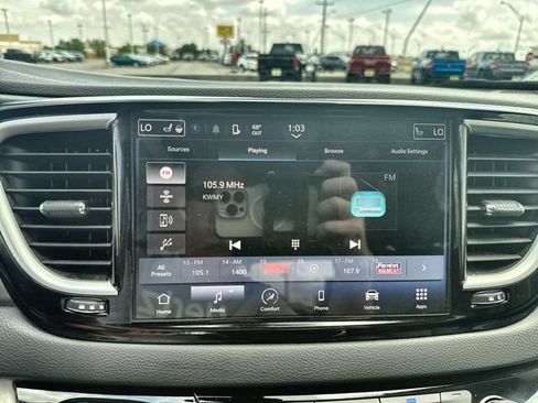 Used 2024 Chrysler Pacifica Touring-L FWD image 16
