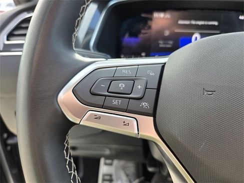 Used 2023 Volkswagen Tiguan SE R-Line image 21