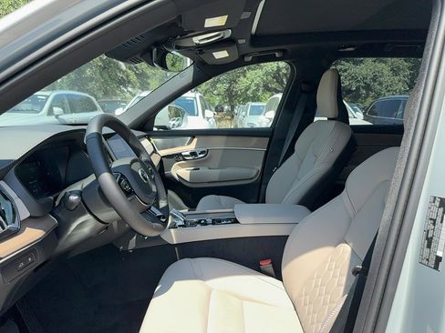 Certified 2025 Volvo XC90 T8 Plus w/ Protection Package Premier image 11