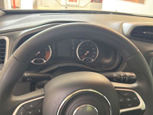 Used 2018 Jeep Renegade Sport w/ Power & Air Group FWD image 18