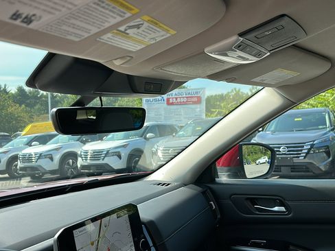 Certified 2025 Nissan Pathfinder SL image 21