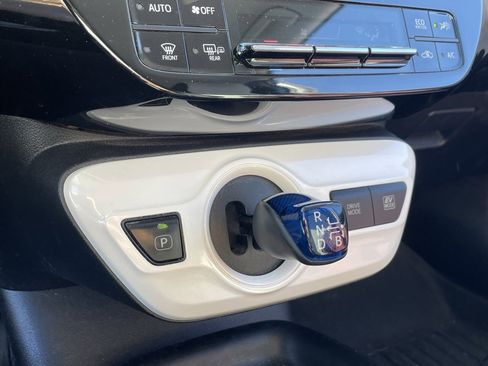 Used 2017 Toyota Prius Four image 4