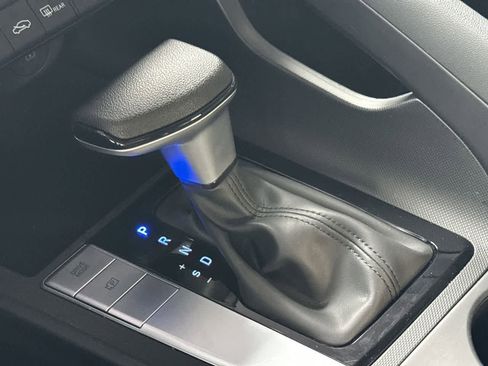 Used 2025 Hyundai Elantra SE FWD image 21