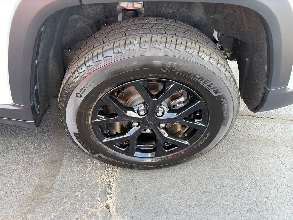 Certified 2025 Jeep Grand Cherokee Altitude AWD/4WD image 13