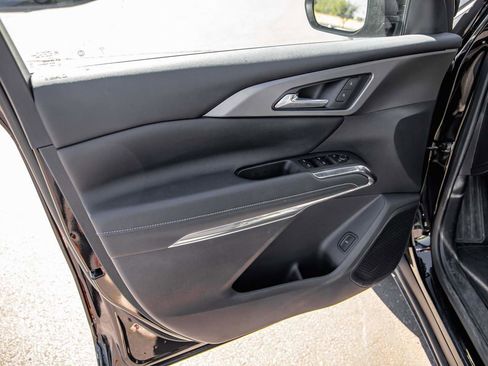 Used 2025 Chevrolet Traverse LT image 9