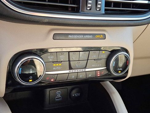 Used 2022 Ford Escape Titanium w/ Class II Trailer Tow Package image 18